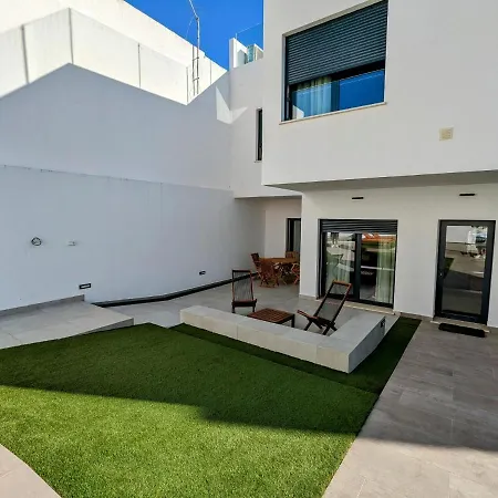 Ria Breez'in By Johnvillas אלבור