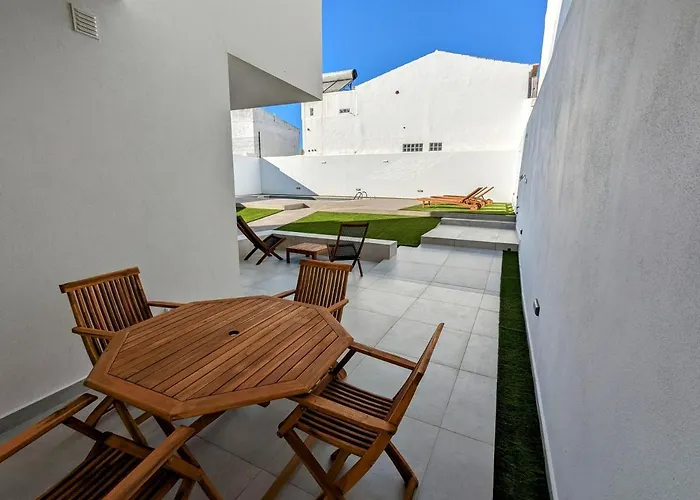 Ria Breez'in By Johnvillas אלבור